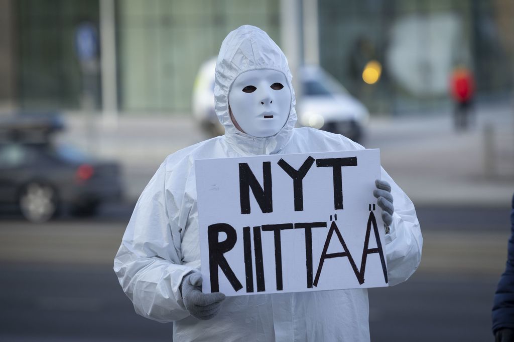 Yksi kiinni mielen­osoituksessa Helsingissä – Mannerheimin­tie oli hetken aikaa tukittuna