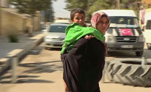 Nainen lapsensa kanssa Syyriassa Dabiqissa.