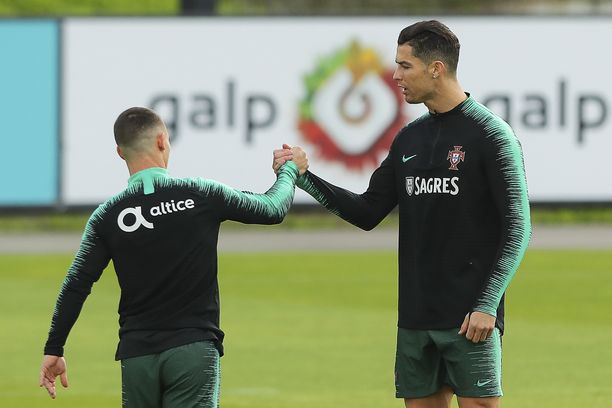 Portugalin kapteeni Cristiano Ronaldo tsemppasi joukkuetoveri Daniel Podencea tiistain treeneissä. 