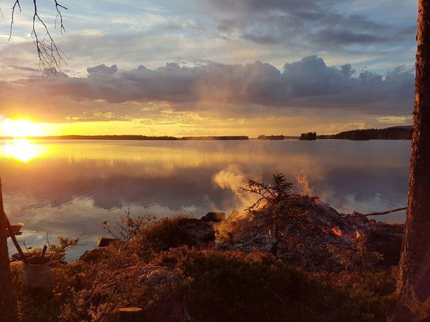 Lukijat vangitsivat juhannuksen auringonlaskut - katso upeat kuvat!