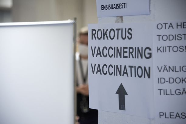 Massarokotukset on aloitettu iäkkäimmistä suomalaisista. Vähitellen rokotetta saa yhä nuoremmat.
