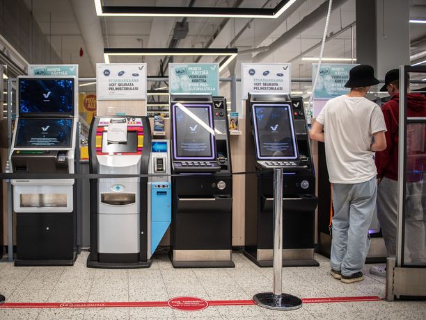 Rahapeliautomaatit pysyvät jatkossakin kauppojen kyljessä.