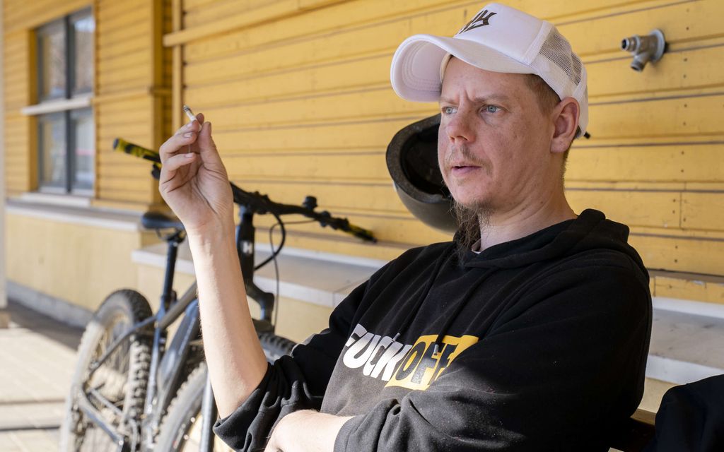 Fuck off, lukee Teemun paidassa ja kädessä palaa tupakka – ”Ei täällä ole naisia”