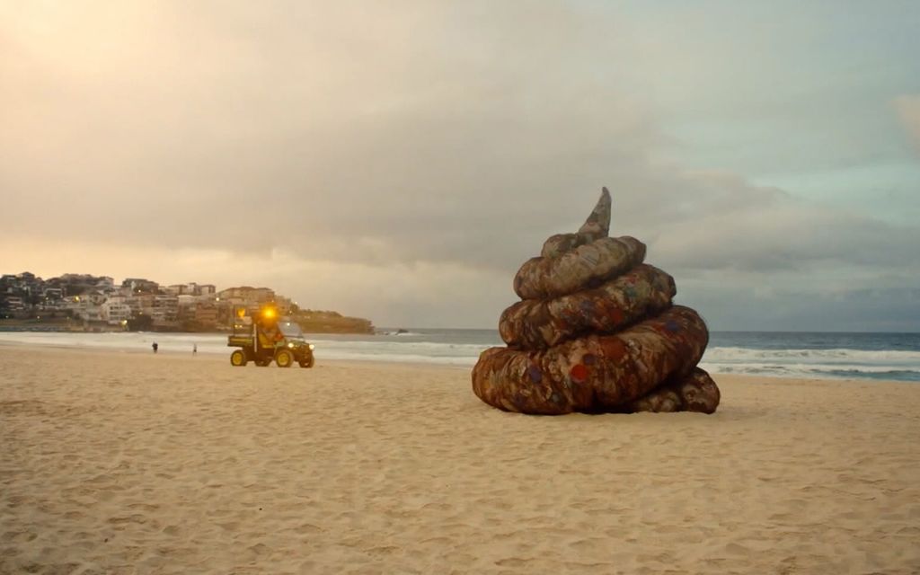 Valtava kakkakasa ilmestyi australia­laiselle rannalle