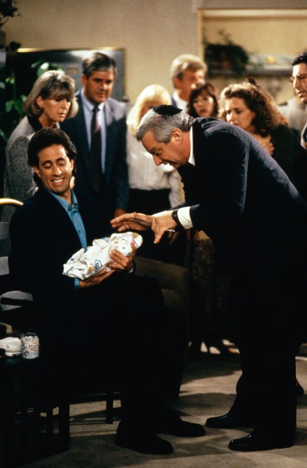 Charles Levin (oik.) nähtiin myös Seinfeld-sarjassa pienessä roolissa. Kuvassa myös näyttelijä Jerry Seinfeld.