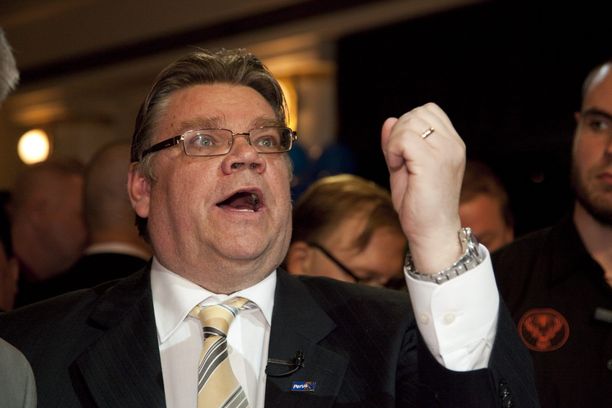 Timo Soini ”jytky”-vaalitulosiltana huhtikuussa 2011.