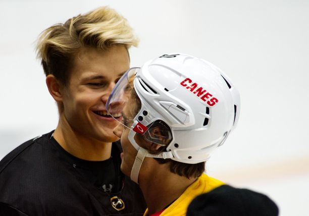 Jesse Puljujärvi ja Sebastian Aho heittivät huulta ennen treenejä.