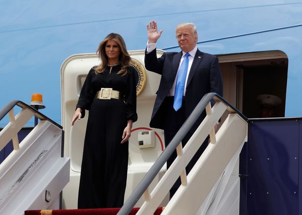 Presidentti Donald Trump saapui vaimonsa kanssa Saudi-Arabiaan. Melania Trump ei ollut peittänyt päätään huivilla.