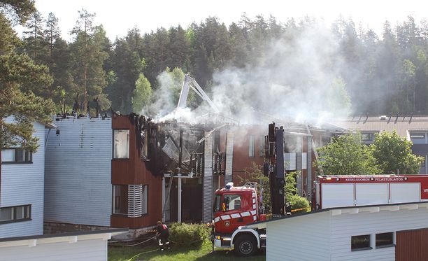 Noin 600 neliömetrin suuruinen rakennus vaurioitui pahasti tulipalossa.