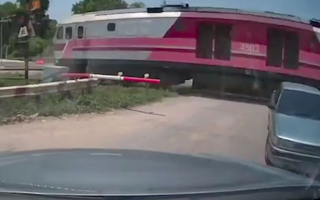 Hurja läheltä piti -tilanne Thaimaassa: Autoilija ei huomannut junaa