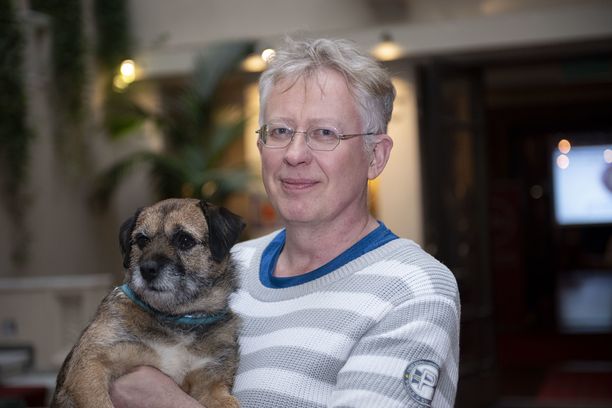 Pekka Pouta on nyt sairauslomalla ainakin neljä viikkoa. Myös Sini-koira on vapautettu studiokoiran pestistään niin kauaksi aikaa, kunnes isäntä on kunnossa.