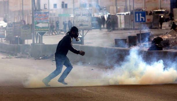 Israelin iskuja protestoinut palestiinalainen mielenosoittaja sai päälleen kyynelkaasua Ramallahissa.