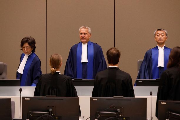 ICC:n tuomareita kuvattuna Haagissa elokuun lopussa. He käsittelivät tuolloin kongolaisen Bosco Ntagandan sotarikossyytteitä.