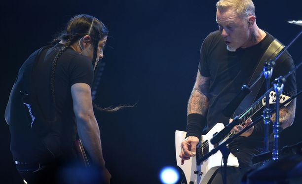 Metallica esiintyi kiertueellaan Suomessa kahdesti. Kuvassa Robert Trujillo (vas.) ja yhtyeen keulahahmo James Hetfield keikalla Prahassa huhtikuussa.