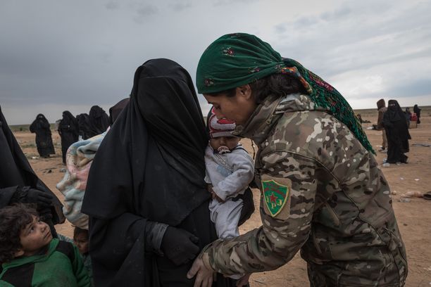 Al-Holissa on myös suomalaisia. Kuvassa otettu helmikuussa, kun Isisin menettämästä Baghouzista siirrettiin naisia ja lapsia Al-Holin leirille.