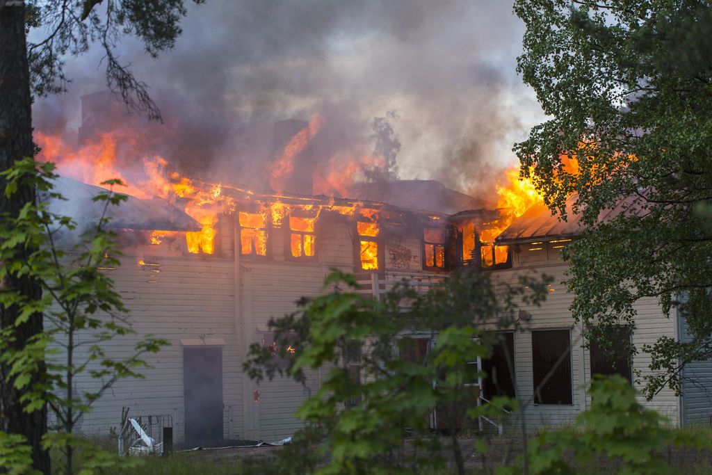 Suuri omakotitalo tuhoutuu tulipalossa Kotkassa - palosta leviää runsaasti savua asutukseen