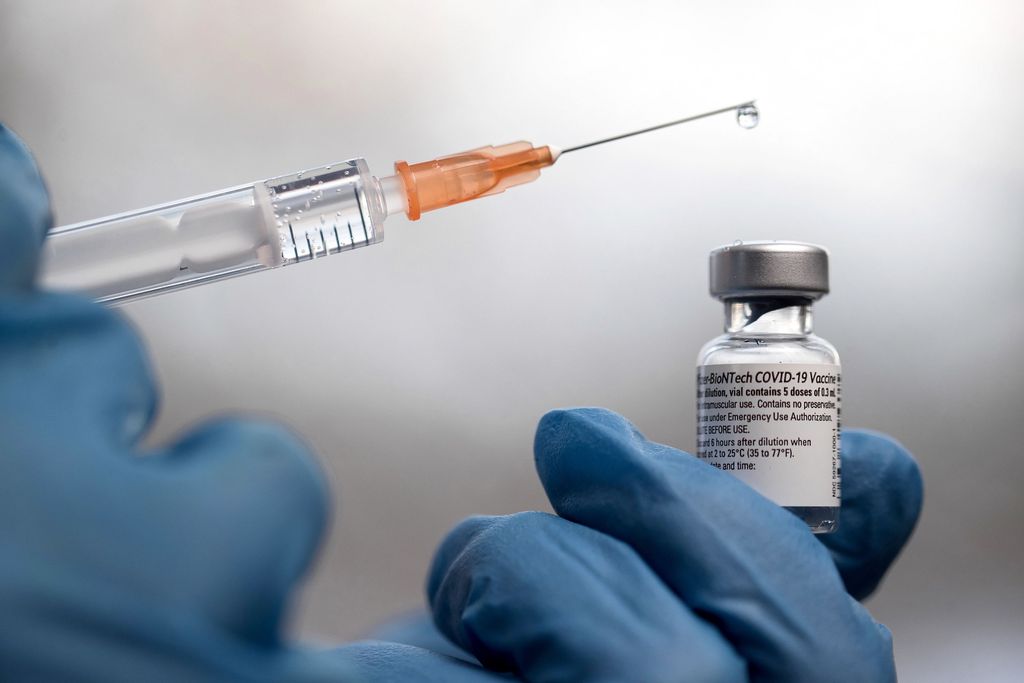 Professorilla on ehdotus, jolla Pfizerin rokote saadaan riittämään paremmin: tehosteannos puoliksi