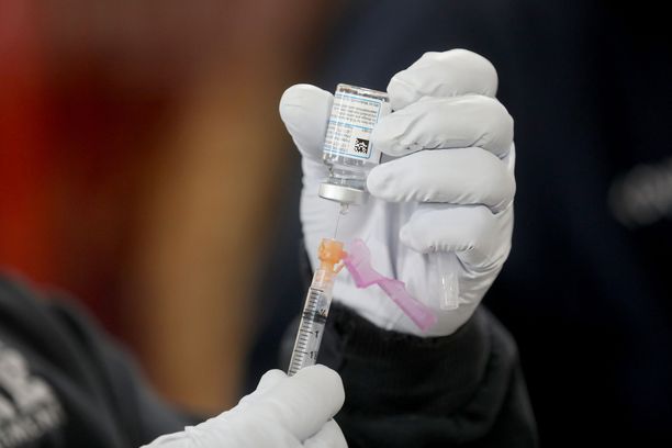 Koronavirusrokotteista toivotaan helpotusta pandemiapiinaan. Kuvassa Modernan rokote, jota saa nyt alkaa myydä myös EU:ssa.
