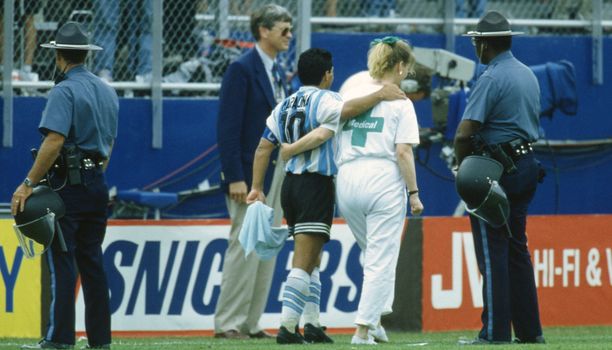 Sue Ellen Carpenter (valkoisessa) juoksi kentälle ja haki Diego Maradonan dopingtestiin kesällä 1994.