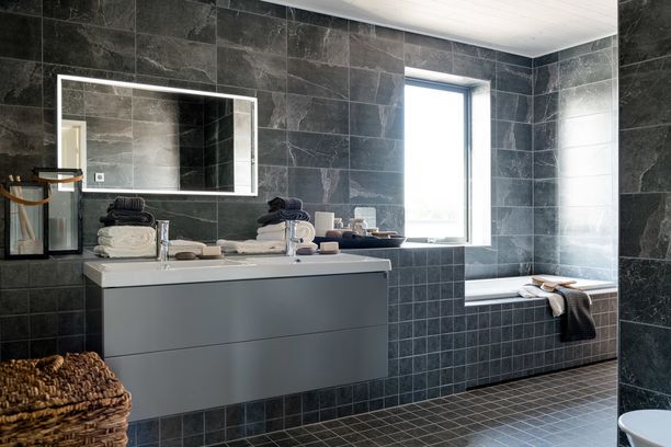 Mustanharmaa kylpyhuone on nyt trendikäs. Minimalistiseen ja suorakulmaiseen tyyliin yhdistettynä vaikutelma on tyylikäs ja dynaaminen.