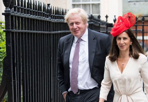 Boris Johnson neljän lapsensa äidin Marina Wheelerin kanssa. Pariskunta on edelleen virallisesti naimisissa.