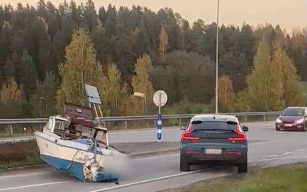 Vene putosi autotielle – Kuljettaja painoi kaasua