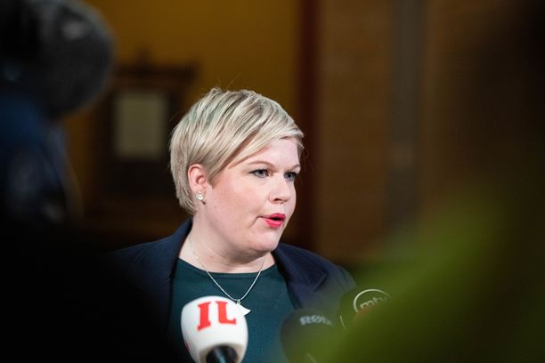 Keskusta koolle illalla, ratkaisee kantansa välikysymysvastaukseen