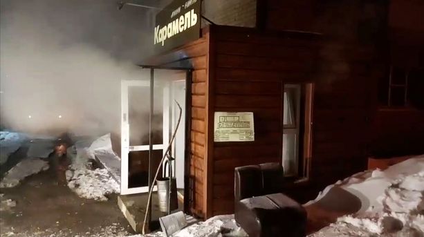 Hotellin ovista tulvi ulos höyryä kuumavesiputken räjähdettyä.
