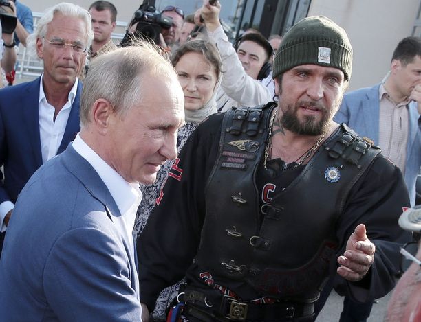 Venäjän presidentti Vladimir Putin on nähty usein julkisuudessa yhdessä moottoripyöräjengi Yön Susien johtaja "Kirurgin" kanssa. Kuva Krimiltä elokuussa 2017.