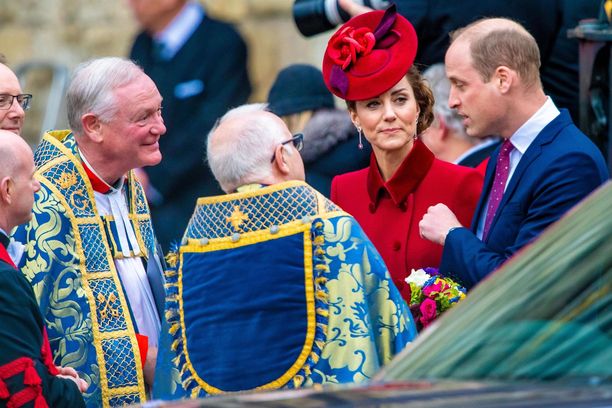Prinssi William ja herttuatar Catherine maaliskuussa 2020. Pari kättelee pappeja.
