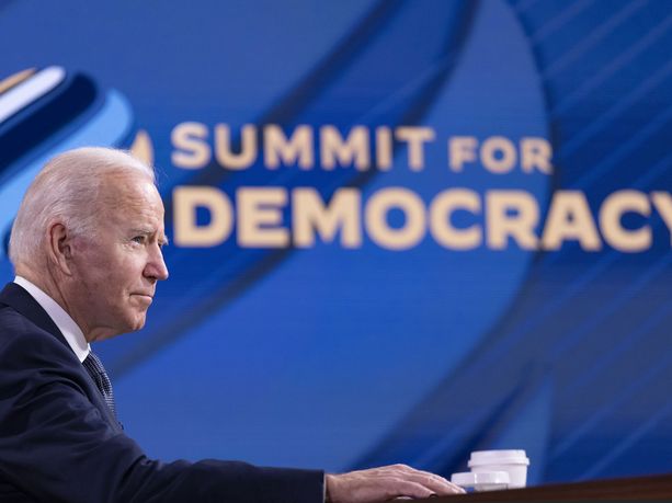 Yhdysvaltain presidentin Joe Bidenin aloitteesta järjestetty Demokratia-huippukokous jäytää edelleen Kiinan mieltä.