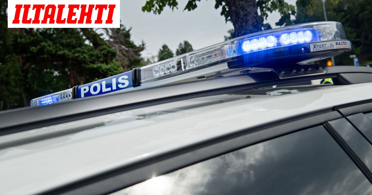 Henkiloauto Ja Rekka Tormasivat Lumisella Tiella Kaksi Kuoli