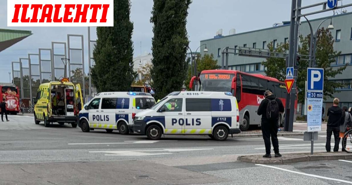 Uutta tietoa Jyväskylän Onnibus-turmasta: Pyöräilijä jäi bussin alle suojatiellä