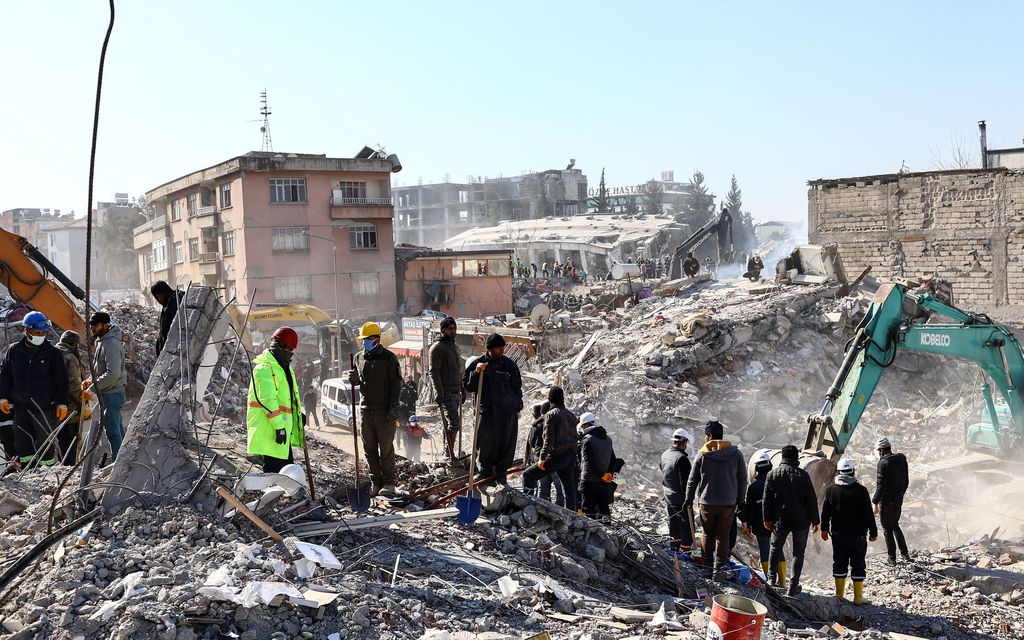 Jo 113 ihmistä määrätty kiinni otettavaksi – Turkki etsii syyllisiä rakennusten romahtamisiin
