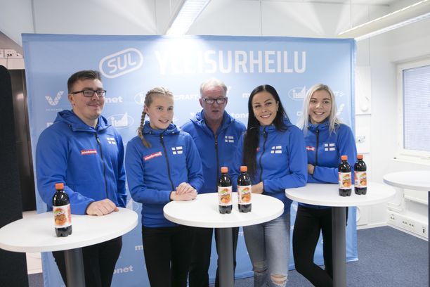 Aaron Kangas (vas), Nathalie Blomqvist, Matti Liimatainen, Maria Huntington ja Taika Koilahti olivat paikalla torstaina SUL:m tiedotustilaisuudessa.