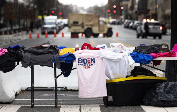 Washingtonin kadut olivat virkaanastujaisten aikaan pääosin tyhjät. T-paitoja oli kuitenkin myynnissä.