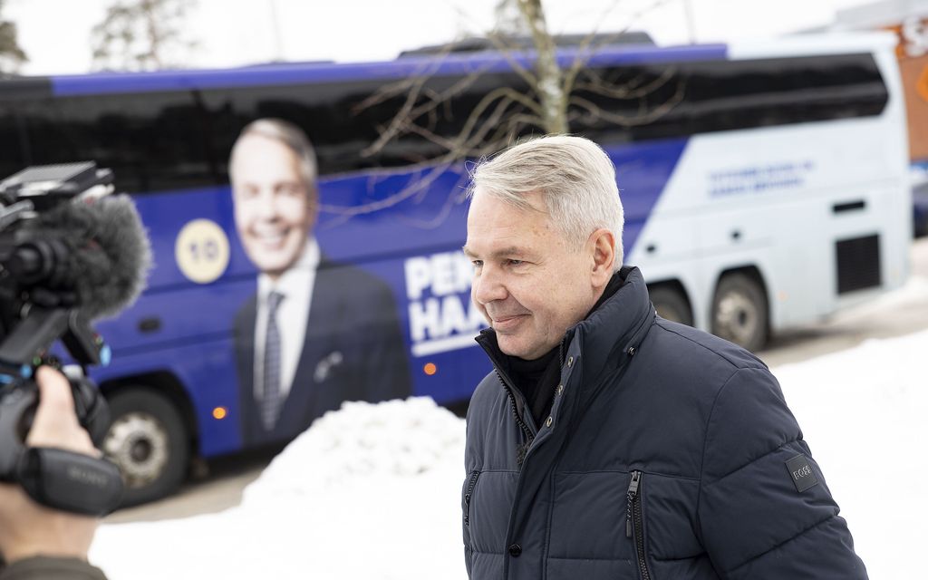 Pekka Haaviston bussi törmäsi parvekkeeseen