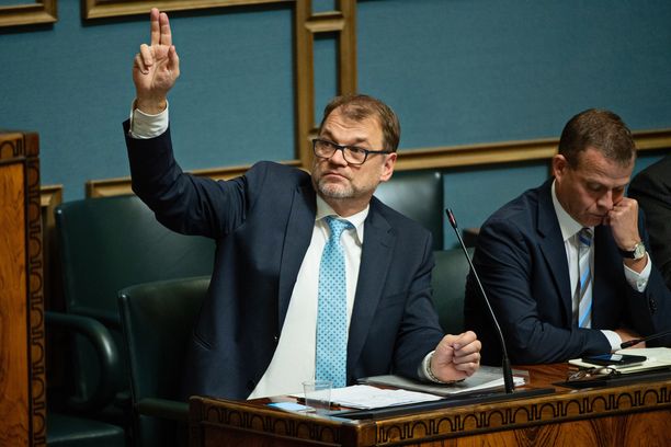 Pääministeri Juha Sipilä (kesk) ja valtiovarainministeri Petteri Orpo ovat perjantaina iloinneet hallituksen työllisyystavoitteen saavuttamisesta. Kuva eduskunnasta viime lokakuulta.