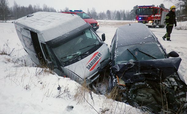 9 Lasta Kuljettanut Koulubussi Rajussa Nokkakolarissa