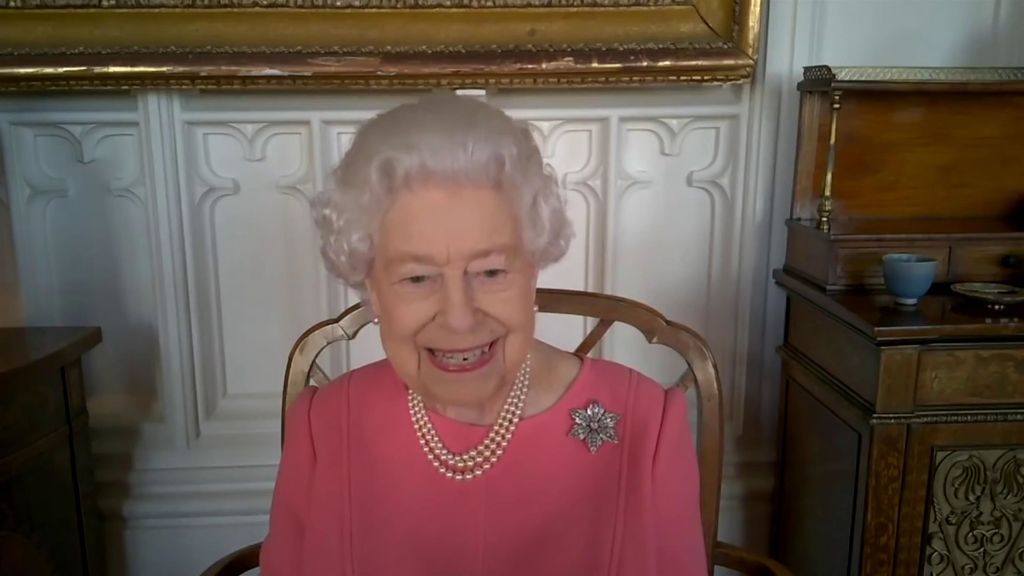 Hyväntuulinen kuningatar palasi kohuviikon päätteeksi töihin: Murjaisi vitsin koululaisille