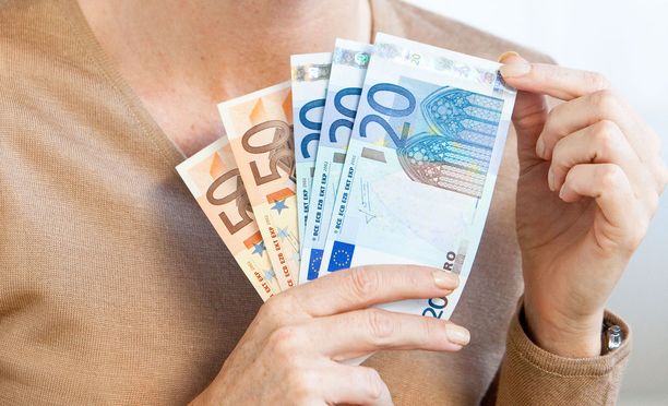 Yksityisen sektorin kärkikymmenys ansaitsee yli 5 000 euroa kuukaudessa.