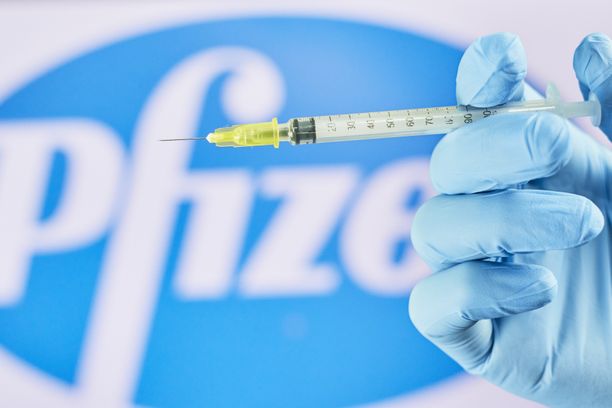 Harvinaisia tapauksia on havaittu mRNA-rokotteisiin, kuten Pfizeriin, liittyen. Euroopan talousalueella kymmenet miljoonat ovat saaneet Pfizerin rokotteen, ja tapauksia on havaittu 145. 