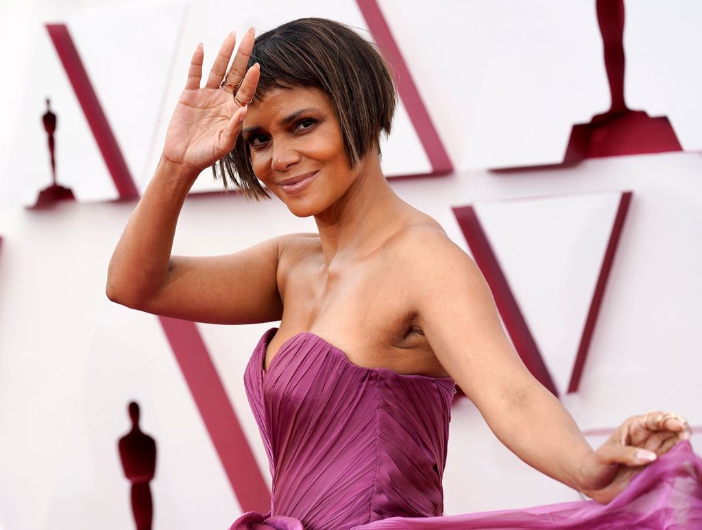 Halle Berry, 54, käänsi katseet Oscar-gaalassa – näyttäytyi uudessa hiustyylissä