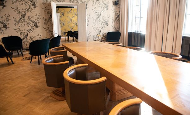 Kokoushuoneen jykevät huonekalut ovat Eliel Saarisen käsialaa. Ne on suunniteltu Valtion Rautateiden hallintoneuvostolle.
