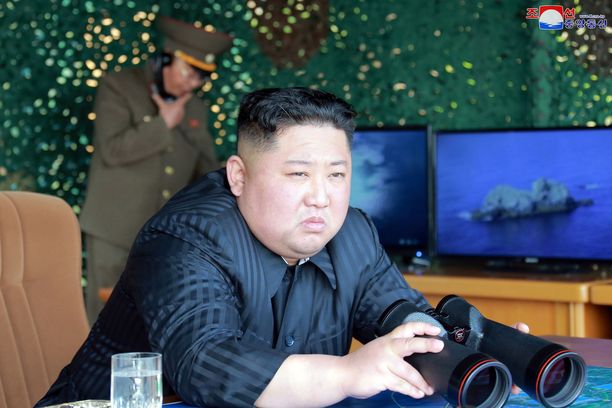 Pohjois-Korean johtaja Kim Jong-un valvoi maansa tuoreita ohjuskokeita keskiviikkona. Kuva viime viikolta, jolloin hän valvoi edellistä asetestiä.