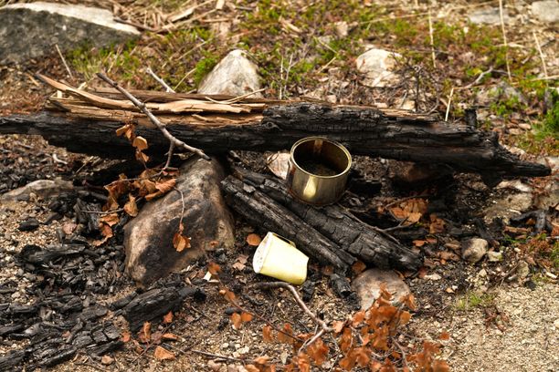 Suojellulla Sturmbock-linnoittella Enontekiöllä huomattiin ikävä ilmiö: puuosia oli poltettu ja roskaa löytyi monin paikoin. 