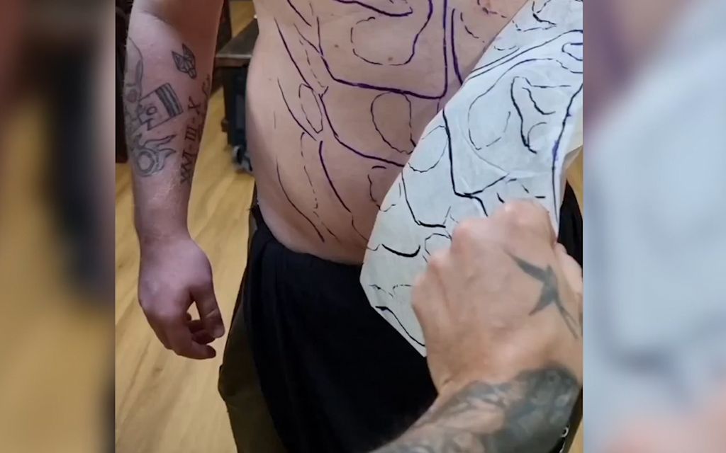 Mies tatuoi itselleen vatsalihakset – Uskoisitko aidoksi?