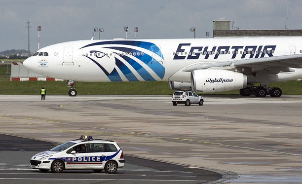 Ranskalaisviranomaisten mukaan EgyptAirin Välimereen toukokuussa 2016 syöksyneen lentokoneen ohjaamossa roihusi nopeasti levinnyt tulipalo ennen kohtalokasta turmaa. Kuvituskuva.