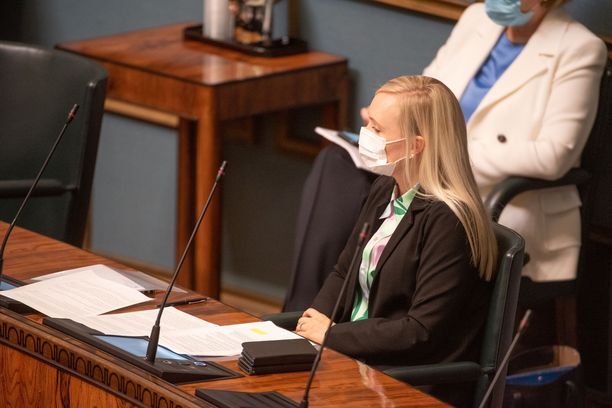 Vihreiden puheenjohtaja Maria Ohisalo vastasi torstaina opposition kysymyksiin nuorten jengiväkivallasta.