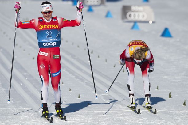Ingvild Östberg (vas.) nujersi Therese Johaugin keskiviikkona Tour de Skillä.